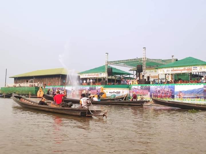 သျှမ်းပြည်နယ်တောင်ပိုင်း အင်းလေးကန်အတွင်း တည်ဆောက်ထားသော ရေပေါ်သင်္ကြန် မဏ္ဍပ်၌ သင်္ကြန်အကြိုနေ့တွင် ရေဆော့ကစားသူမရှိသလောက် နည်းပါးနေသည့်မြင်ကွင်း