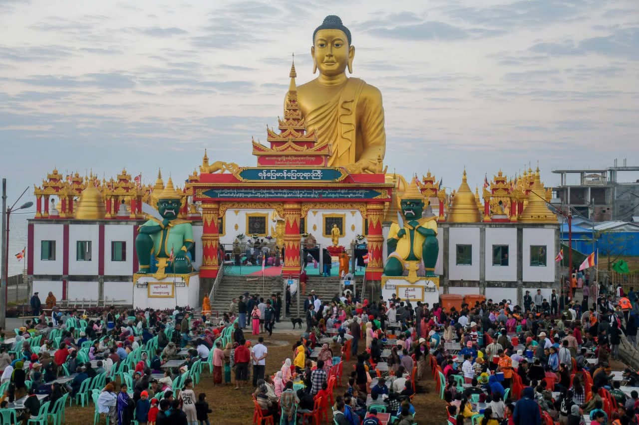 AA က ရခိုင်ပြည်နယ်ရှိ မြို့(၁၄)မြို့ သိမ်းပိုက်ထားပြီးချိန်မှာ စစ်ကောင်စီလက်အောက်ခံ ရခိုင်ပြည်နယ် ဝန်ကြီးချုပ်က စစ်တွေမြို့ရှိ ရန်ပြေမာန်ပြေဘုရားကြီးမှာ သွားရောက်ပူဇော်ကန်တော့