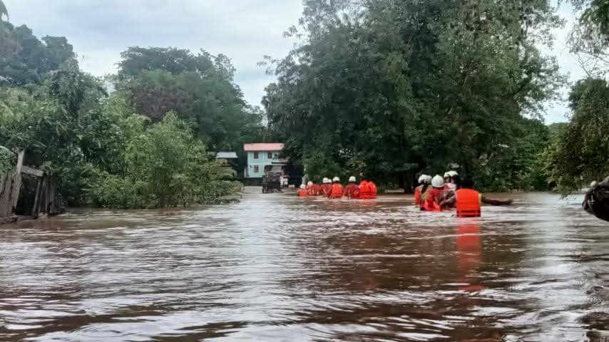 မောက်မယ်မြို့နယ်မှာ မိုးသည်းထန်စွာ ရွာသွန်းမှုနဲ့အတူ တောင်ကျချောင်းရေကြောင့် မြေနိမ့်ပိုင်းရပ်ကွက် တွေမှာ ရေကြီးရေလျှံဖြစ်