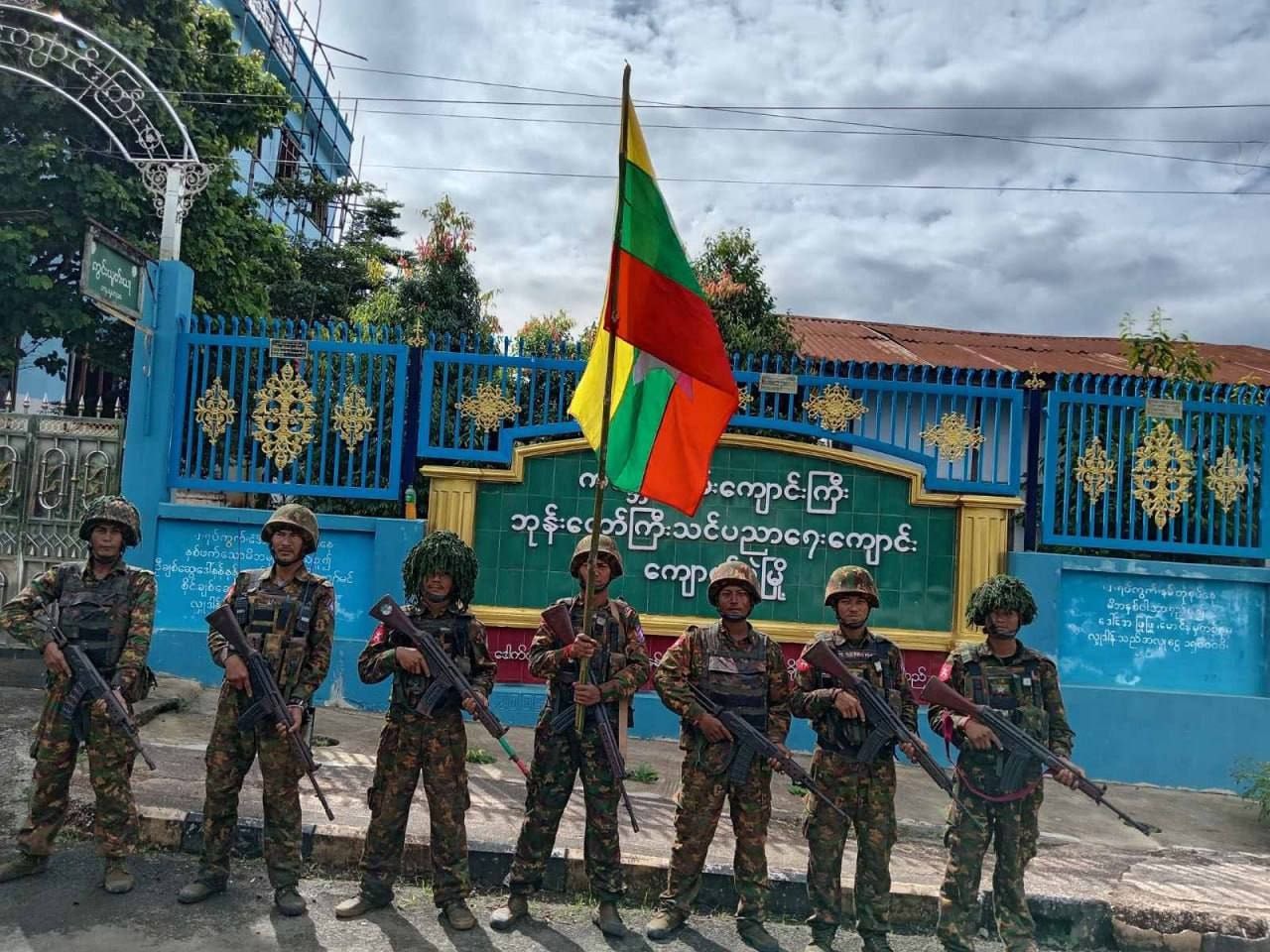 ကျောက်မဲမြို့တွင်းဝန်းကျင်ကို စစ်ကော်မရှင်တပ်က ဝင်ရောက်ထိန်းချုပ်နိုင် မြို့ပြင်တိုးဂိတ်အနီးမှာ TNLA နဲ့ စစ်ကော်မရှင်တပ်တို့ကြား တိုက်ပွဲဆက်လက်ပြင်းထန်နေ