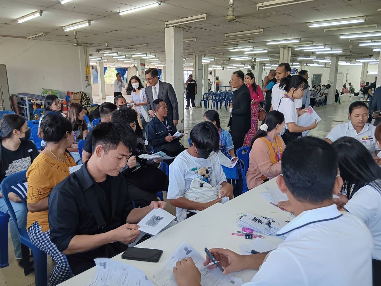 နယ်စပ်ပြဿနာကြောင့် အထောက်အထားမဲ့ အလုပ်သမားများအတွက် ပန်းရောင်ကဒ် လုပ်ပေးခြင်းကို ထိုင်းအစိုးရက ယာယီရပ်ဆိုင်း