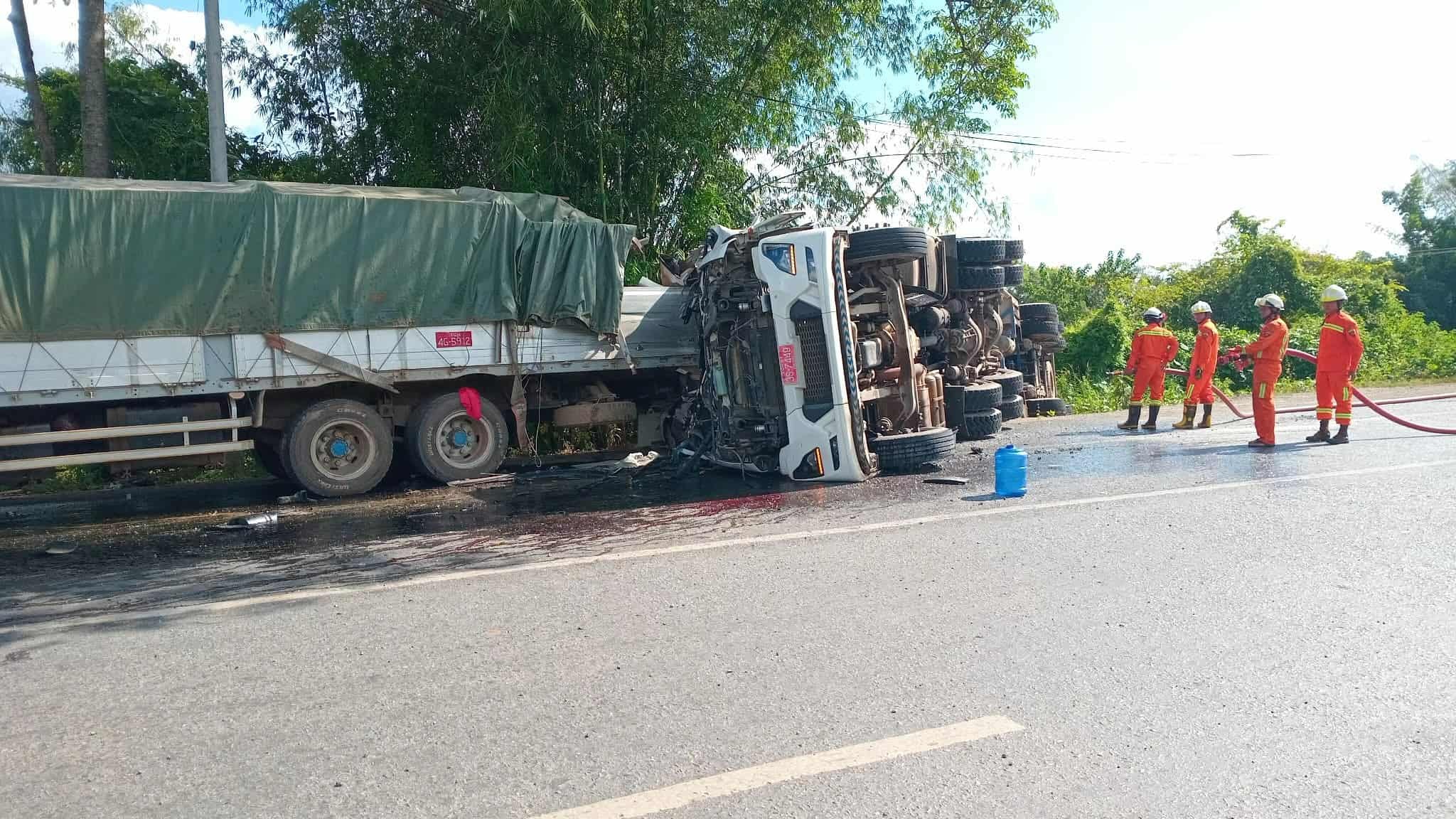 တောင်ကြီး-ဟိုပုံးလမ်းမှာ ရပ်ထားတဲ၁၂ဘီးကားကို ဆီဘောက်ဆာကားက အရှိန်လွန်ပြီး ဝင်တိုက်မိလို့ယာဥ်မောင်းတစ်ဦး ပွဲချင်းပြီး သေဆုံး