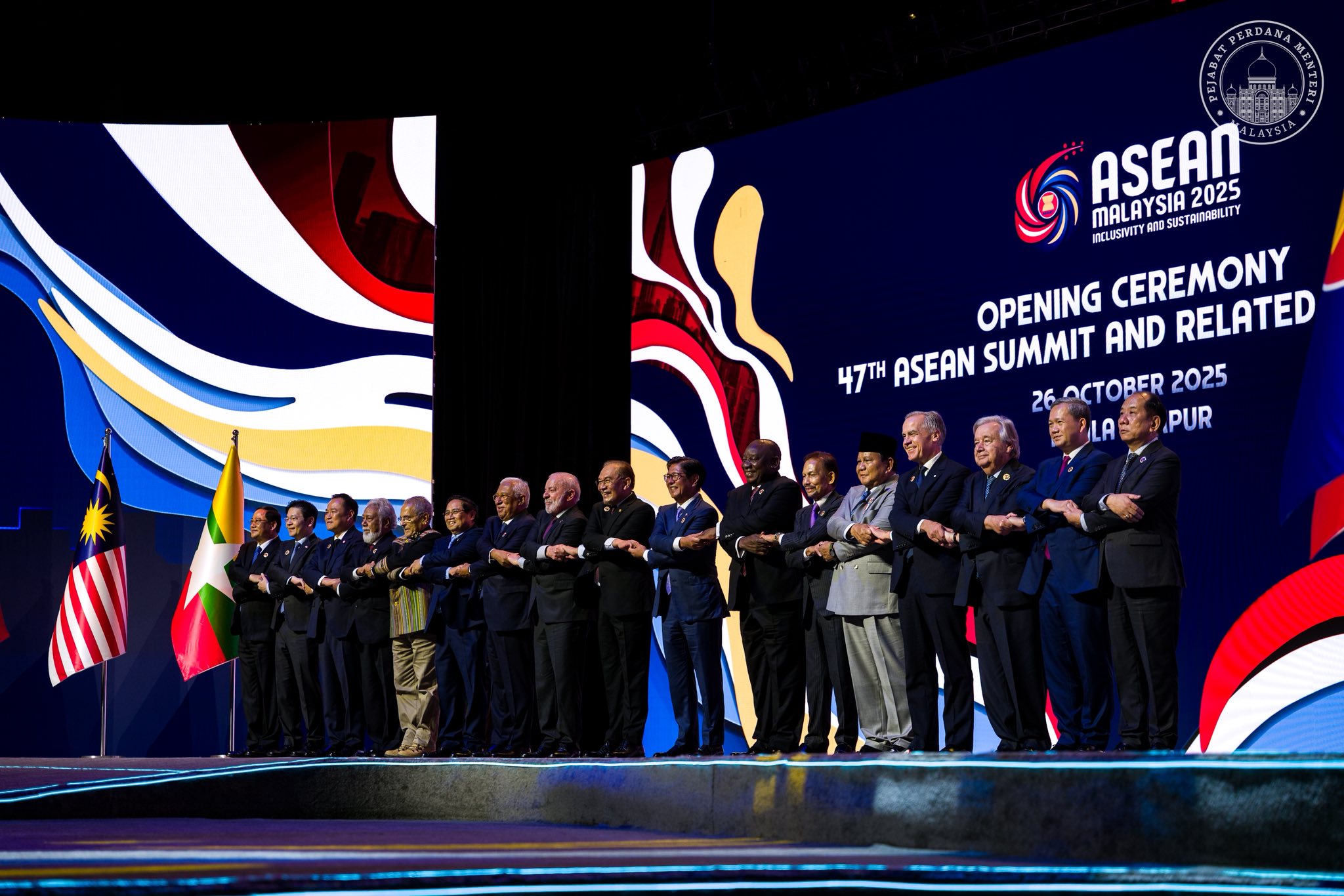 အာဆီယံအဖွဲ့ဝင်ဖြစ်ဖို့ ၁၄ နှစ်ကြာ စောင့်ဆိုင်းပြီးနောက် အာရှတိုက်ရဲ့ သက်တမ်းအငယ်ဆုံးနိုင်ငံဖြစ်တဲ့ အရှေ့တီမော သည် အာဆီယံအဖွဲ့ရဲ့ ၁၁ နိုင်ငံမြောက် အဖွဲ့ဝင်ဖြစ်လာ