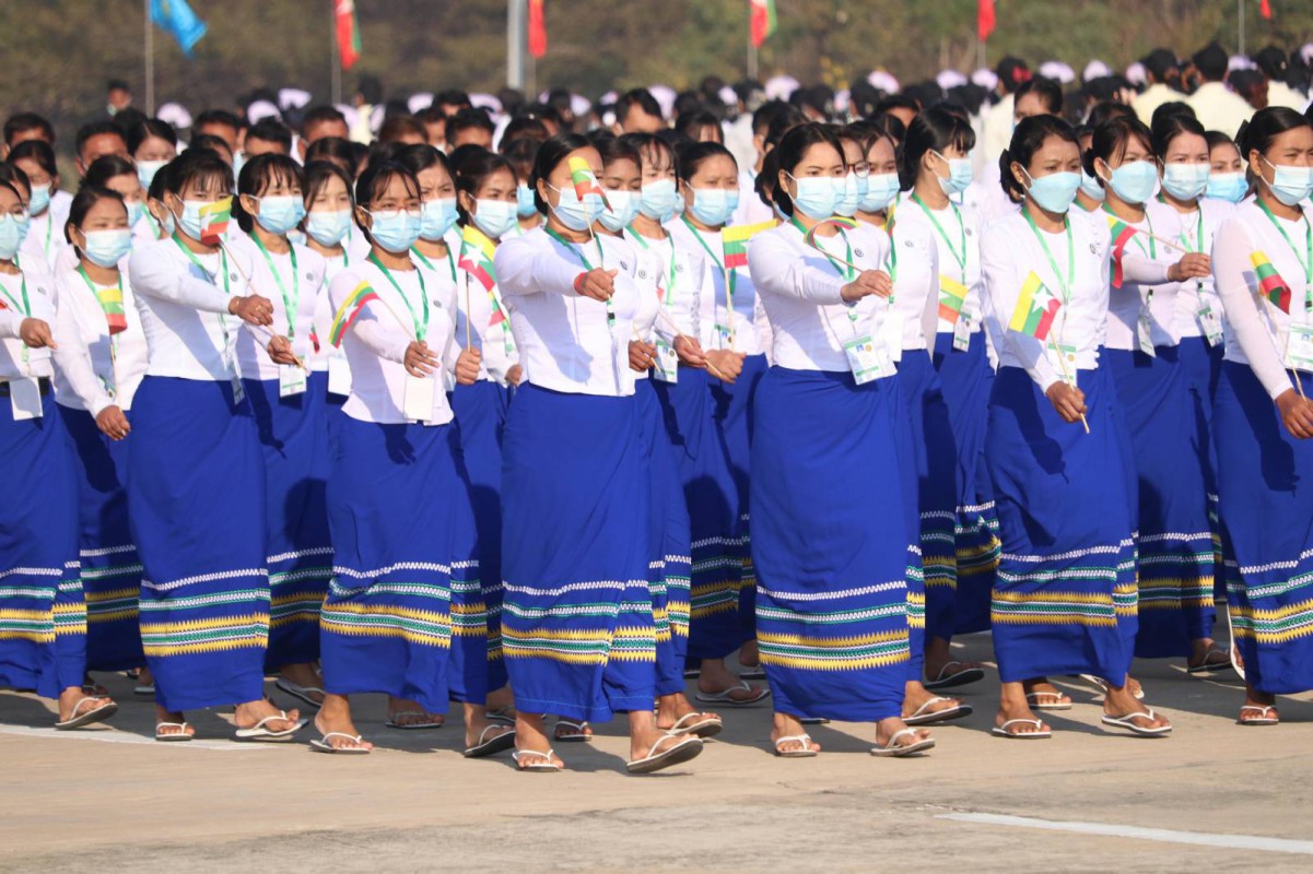 စစ်ဘက် အရပ်ဖက် အငြိမ်းစားဝန်ထမ်းနဲ့ လက်ရှိဝန်ထမ်းများအတွက် အောက်တိုဘာလ ၁ ရက်နေ့ က စပြီး အပိုထောက်ပံ့ကြေး ၃ သောင်းတိုးမြင့် နေ့စားဝန်ထမ်းနဲ့ အလုပ်သမားများကို တစ်ရက်လုပ်ခလစာ ကျပ် ၇၈၀၀ သတ်မှတ်