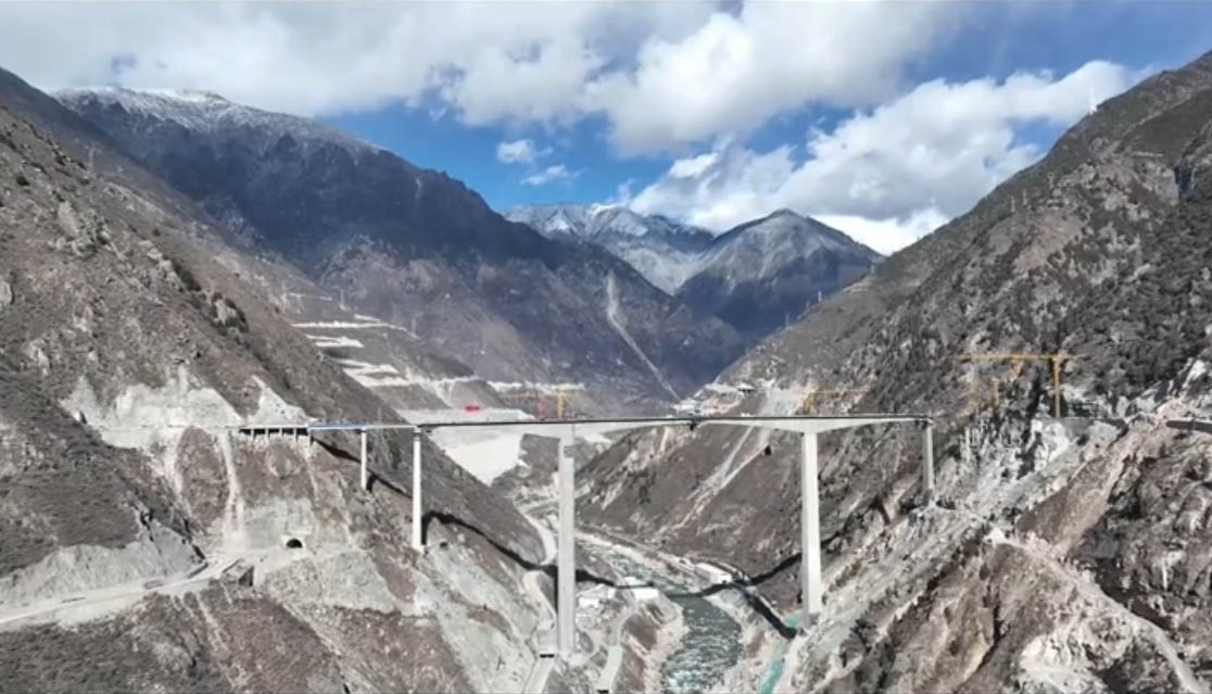 မကြာသေးမီက ဖွင့်လှစ်ထားတဲ့ တရုတ်နိုင်ငံ ဆီချွမ်ပြည်နယ်ထဲက တံတားအသစ် ကျိုးကျ