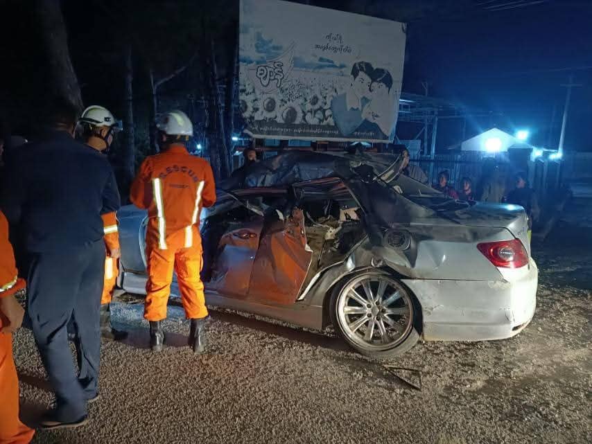 အောင်ပန်းမှာ ရပ်ထားတဲ့ သဲကားကို ဝင်တိုက်မိတဲ့ အိမ်စီးကားထဲက အမျိုးသား ၃ ဦး သေဆုံး