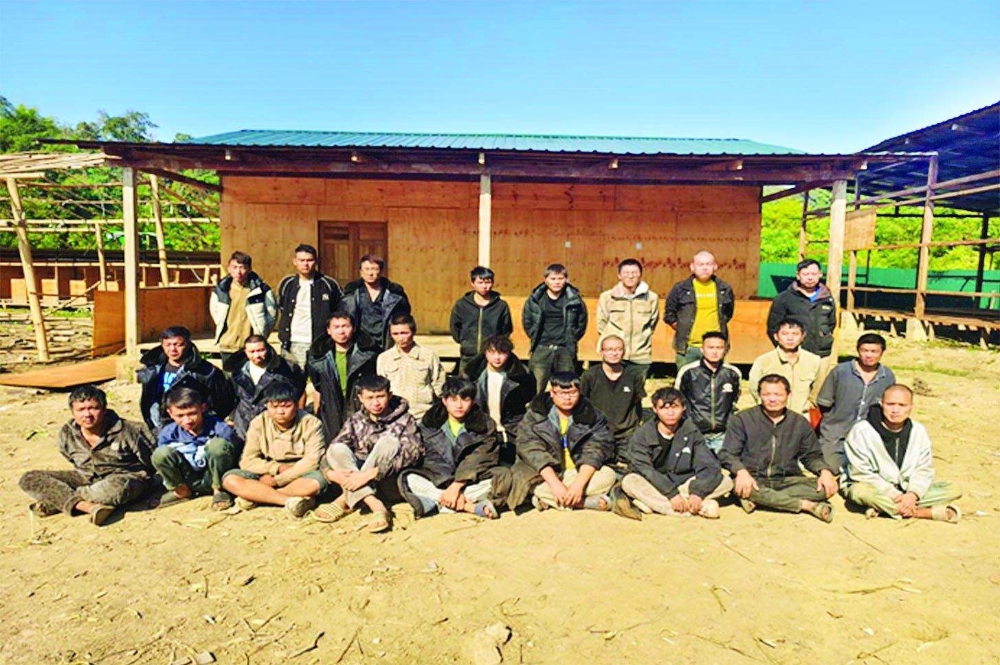 သျှမ်းပြည်တောင်ပိုင်း၊ မိုင်းနောင်မြို့အနီးမှာ ကျားဖြန့်လုပ်ကိုင်သူ တရုတ်နိုင်ငံသား ၂၆ ဦးနဲ့ မြန်မာနိုင်ငံသား ၈ ဦးတို့အား လက်နက်ခဲယမ်းနဲ့အတူ ဖမ်းဆီးရမိ