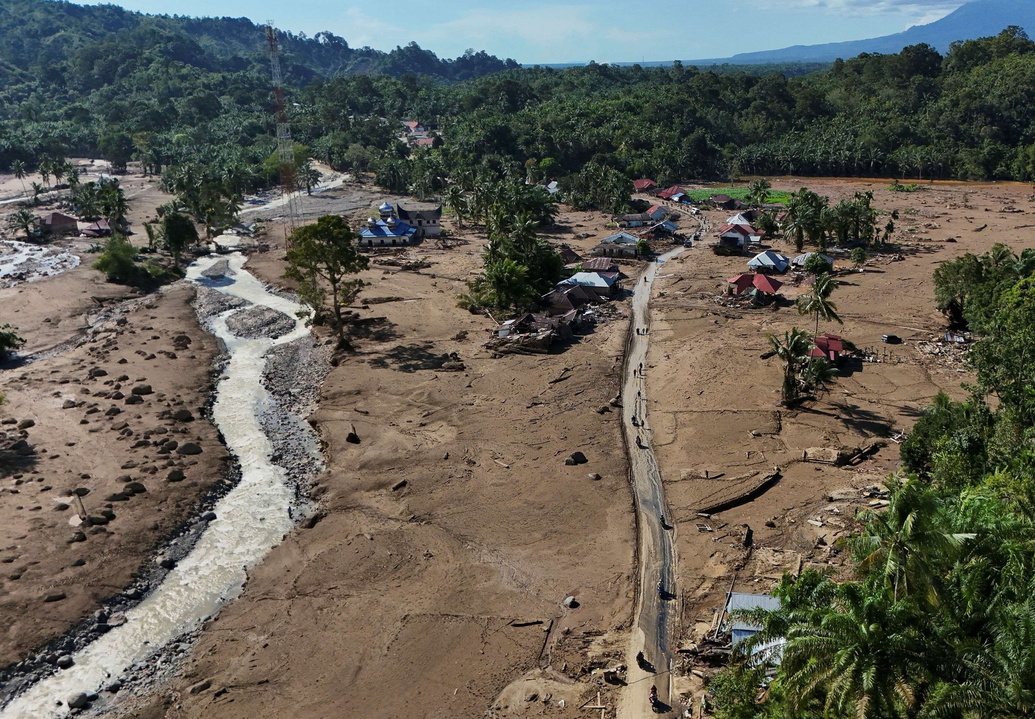 အင်ဒိုနီးရှားမှာ ရေကြီး မြေပြိုမှုကြောင့် လူပေါင်း ၆၀၀ ကျော် သေဆုံး ၅၀၀ နီးပါး ပျောက်ဆုံးနေ