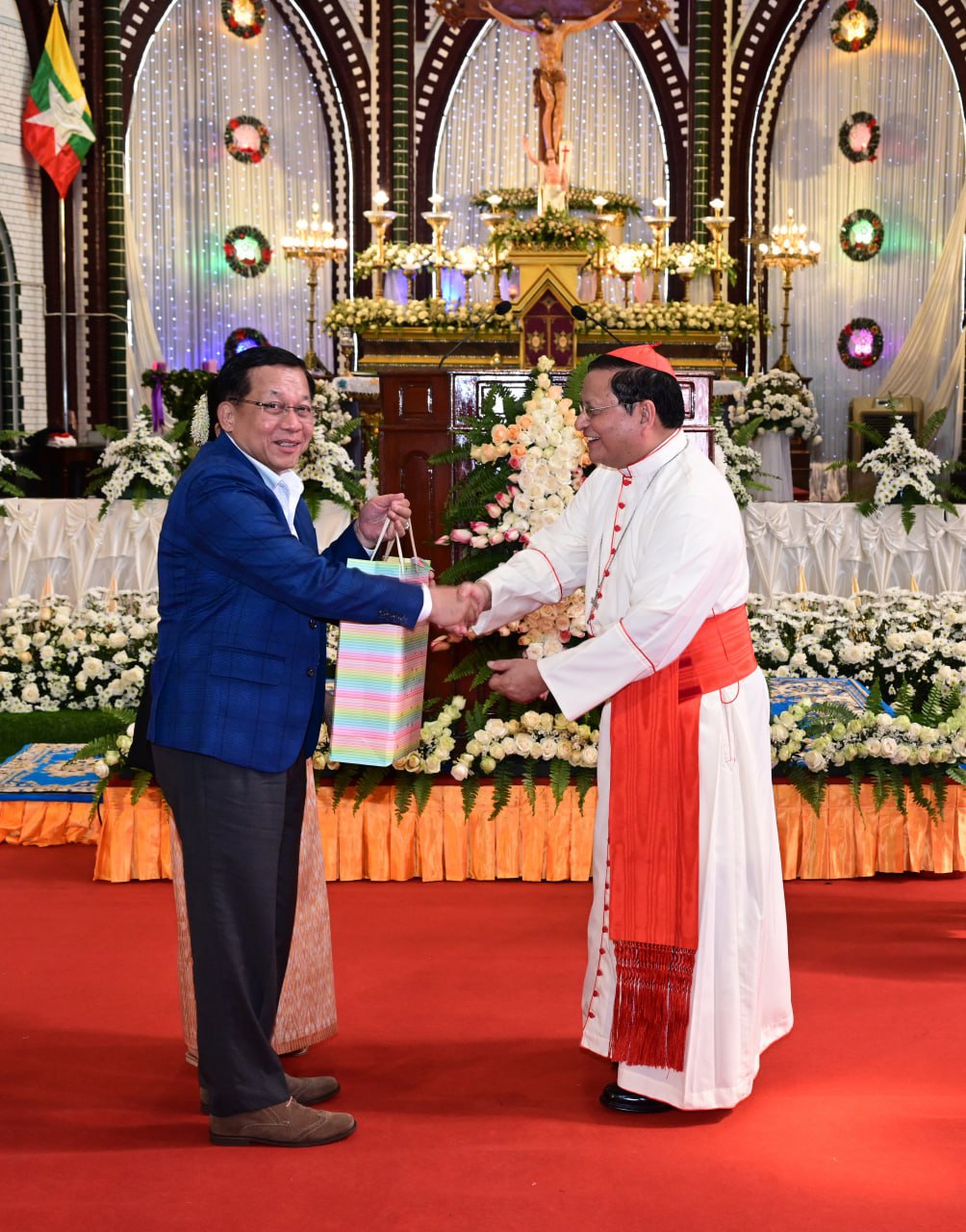 ရွေးကောက်ပွဲကျင်းပရန် ရက်နီးကပ်လာသည်နှင့်အမျှ စစ်ခေါင်းဆောင်က ခရစ္စမတ်ပွဲတော် အခမ်းအနားတက်ရောက်ပြီး မဲဆွယ်စည်းရုံး