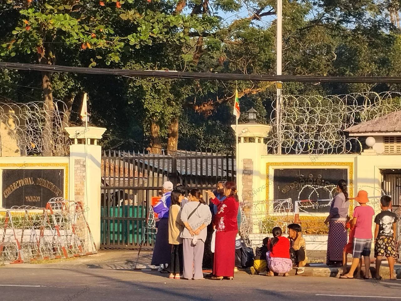 လွတ်လပ်ရေးနေ့ အထိမ်းအမှတ် အကျဉ်းသား ၆၀၀၀ ကျော်ကို စစ်အုပ်စုက ပြစ်ဒဏ်လွတ်ငြိမ်းခွင့်ပေး ထိုအထဲမှ နိုင်ငံခြားသား အကျဥ်းသား/သူ ၅၂ ဦးပါဝင်