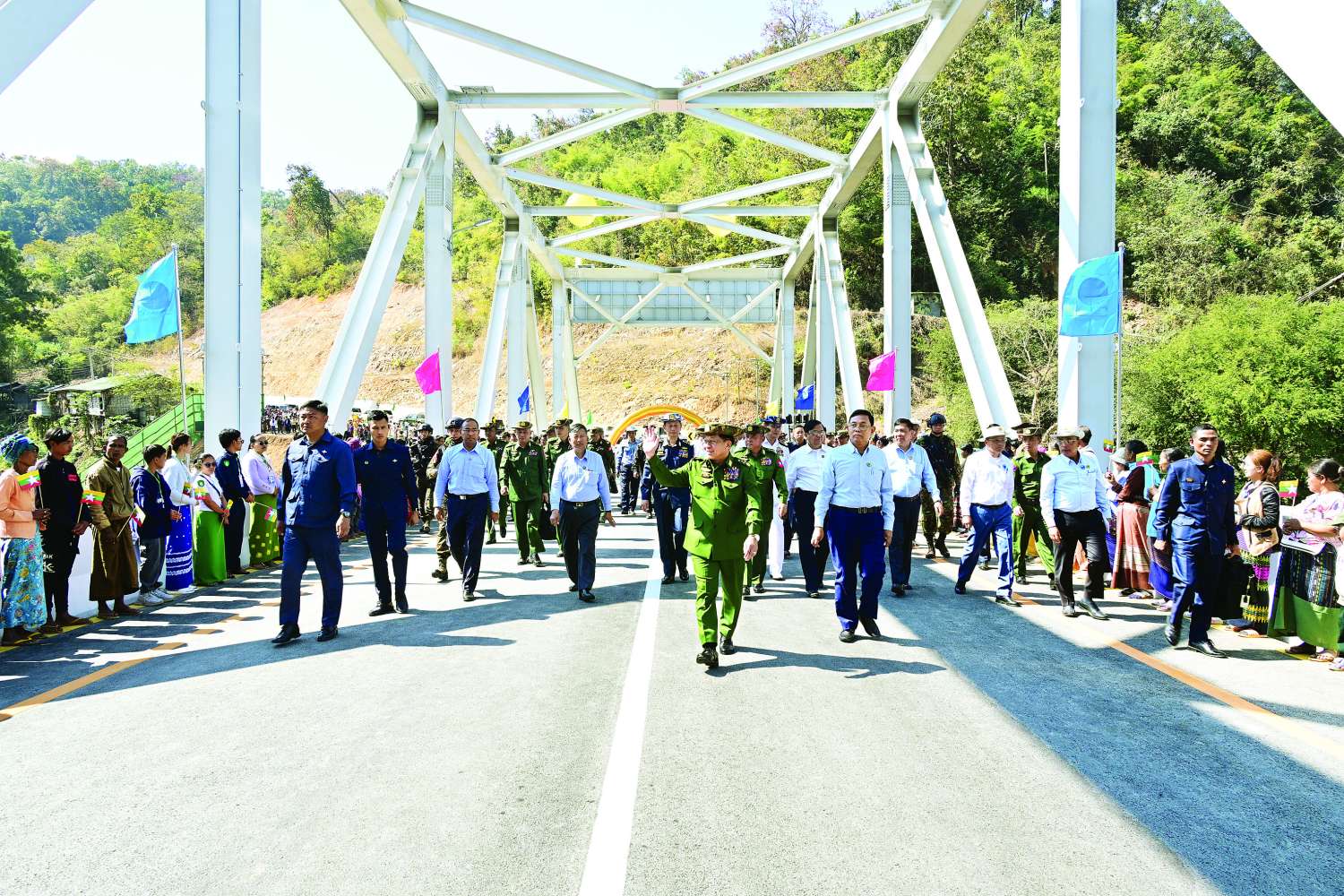 သျှမ်းတောင်နဲ့ သျှမ်းရှေ့ကို ဆက်သွယ်ထားတဲ့ အရှည် ၈၇၆ ပေရှိတဲ့ သံလွင်မြစ်ကူးတံတား(တာဆန်း) စစ်ခေါင်းဆောင် ဖွင့်လှစ်ပေး