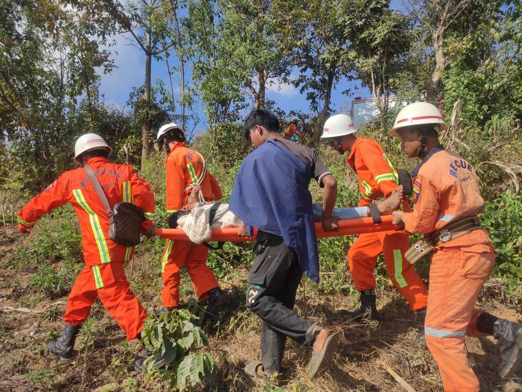 လွိုင်လင်-နမ့်စန် သွားလမ်မှာ ခရီးသည်တင်ယာဥ် တစ်စီး ချောက်ထဲကျ တစ်ဦးသေဆုံးပြီး (၉)ဦး ဒဏ်ရာရ