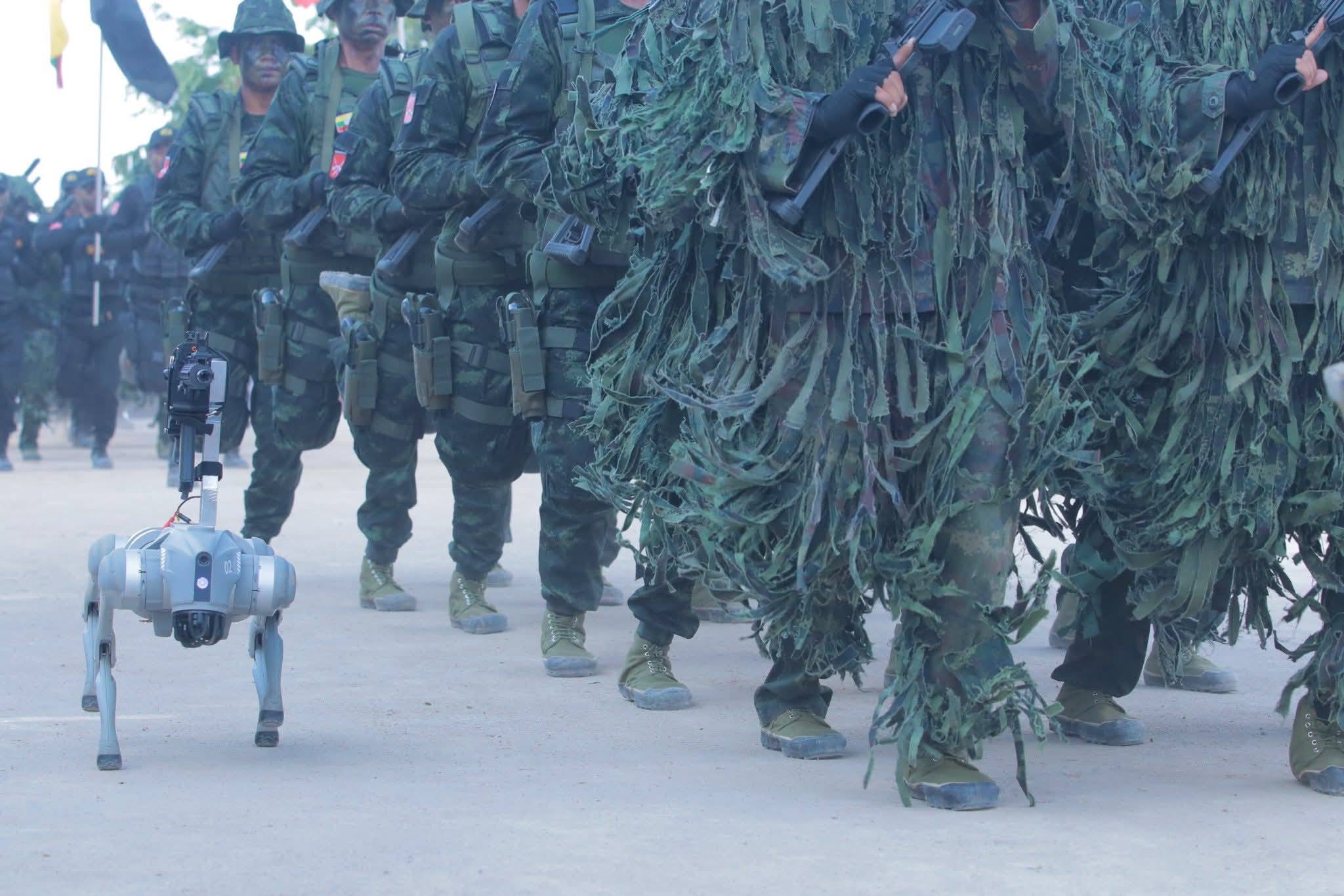 သျှမ်းပြည်အမျိုးသားနေ့မှာ SSA တပ်ဖွဲ့နဲ့အတူ ချီတက်လာတဲ့ ရိုင်ဖယ်တပ် စက်ရုပ်ခွေး အား လူအများကစိတ်ဝင်စား