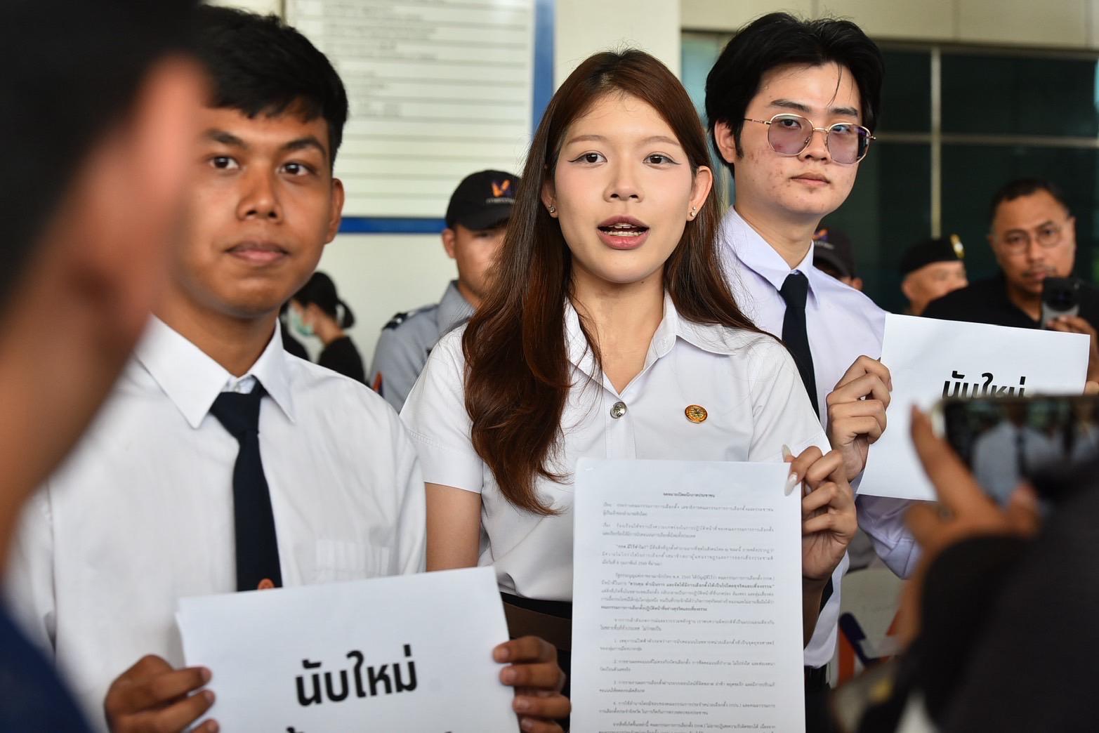 တစ်နိုင်ငံလုံး မဲပြန်ရေတွက်ရန် ထိုင်းရွေးကောက်ပွဲကော်မရှင်ရုံးရှေ့မှာ ဆန္ဒပြသူများက တောင်းဆို