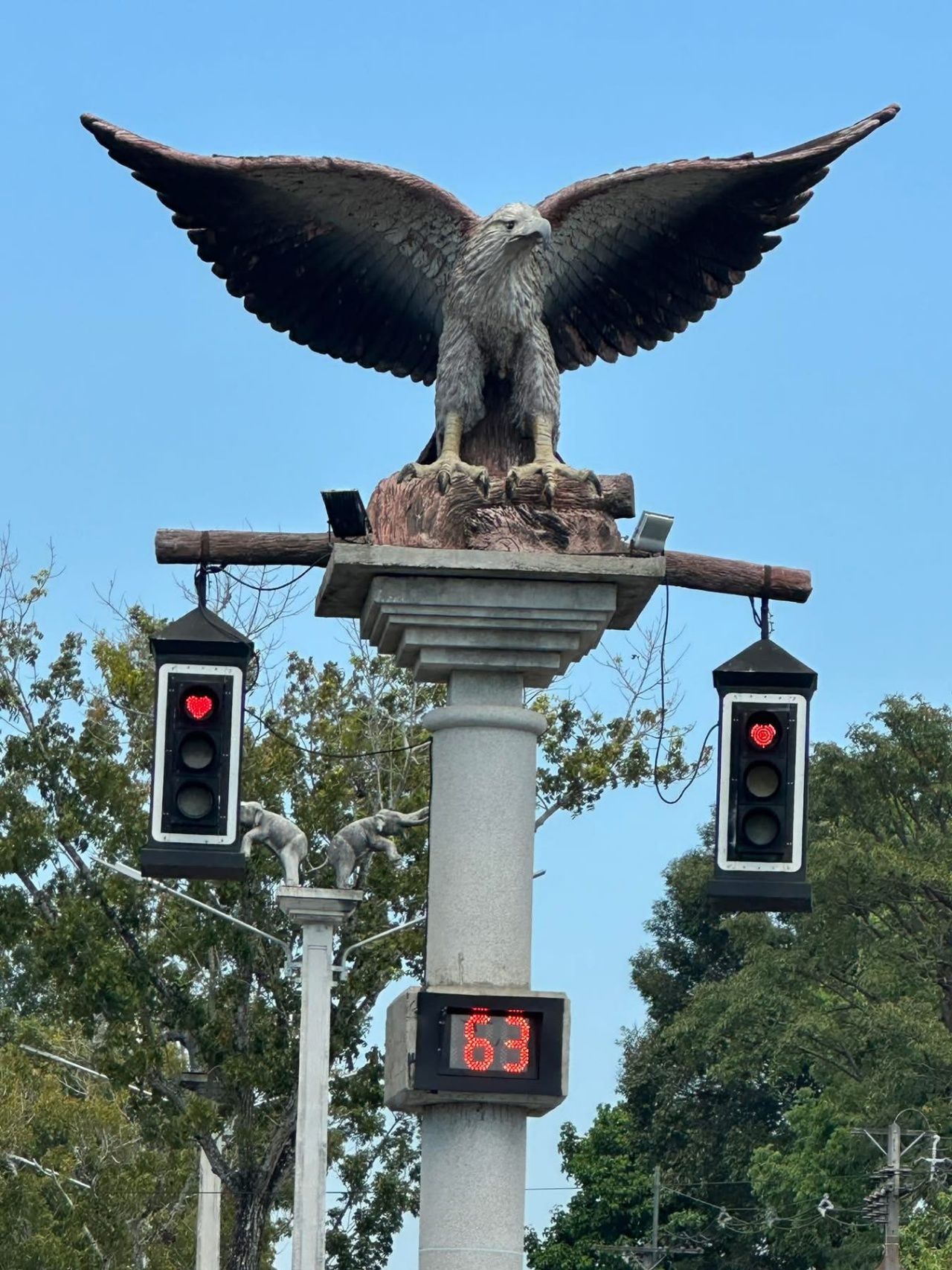 ထိုင်းနိုင်ငံ ကရာဘီမြို့မှာ ချစ်သူများနေ့အတွက် မီးနီအချက်ပြမီးပွိုင့်တွေကို အသည်းနှလုံးပုံအဖြစ် အစားထိုး