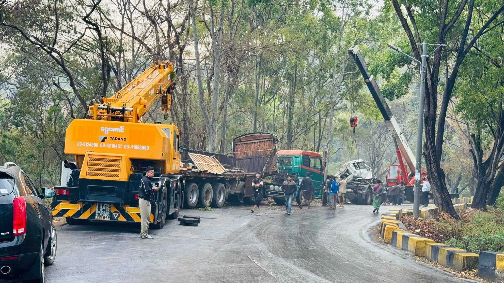 တောင်ကြီး အဆင်းလမ်းတွင်ကားကြီးများမကြာ ခဏ ချောက်ထဲကျနေ