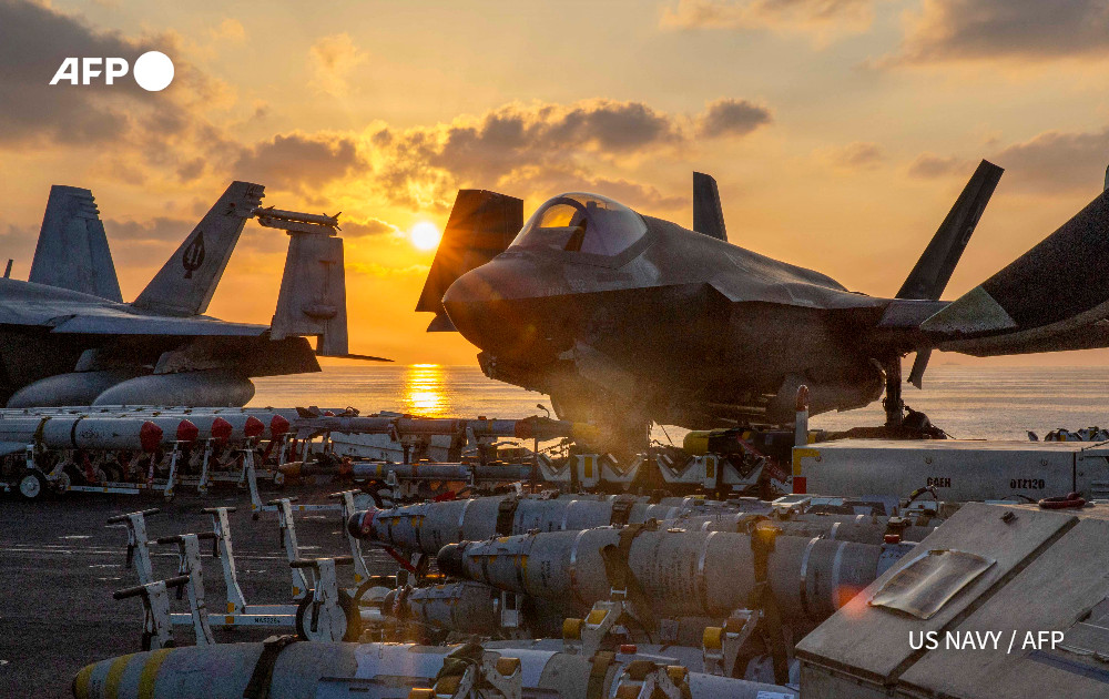 အီရန်အတွင်းရှိ ပစ်မှတ်ပေါင်း ၂,၀၀၀ ကို ဗုံးကြဲတိုက်ခိုက်ခဲ့ကြောင်း အမေရိကန်ပြော အီရန်ဘက်မှ ပိတ်ဆို့မယ်လို့ ခြိမ်းခြောက်တဲ့ ဟော်မုဇ်ရေလက်ကြားတလျှောက် ရေနံတင်သင်္ဘောတွေကို လုံခြုံစွာ လိုက်ပါပို့ဆောင်ဖို့ အမေရိကန်ရေတပ်က အသင့်ရှိနေ