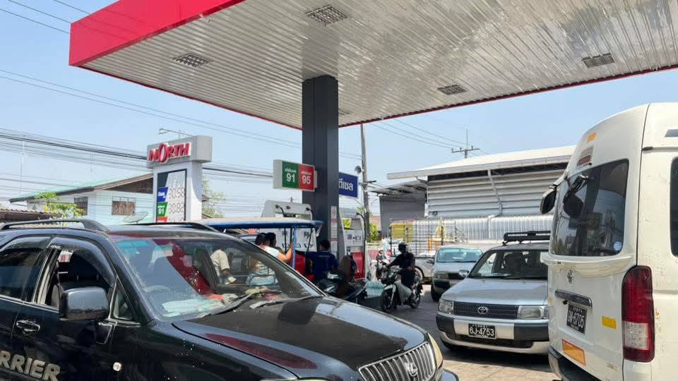 ထိုင်းနိုင်ငံ မဲဆောက်မြို့ရှိ ဆီဆိုင်များသို့ မြန်မာနိုင်ငံသားများ သွားရောက်ဆီဖြည့်သူ များပြားလျက်ရှိ