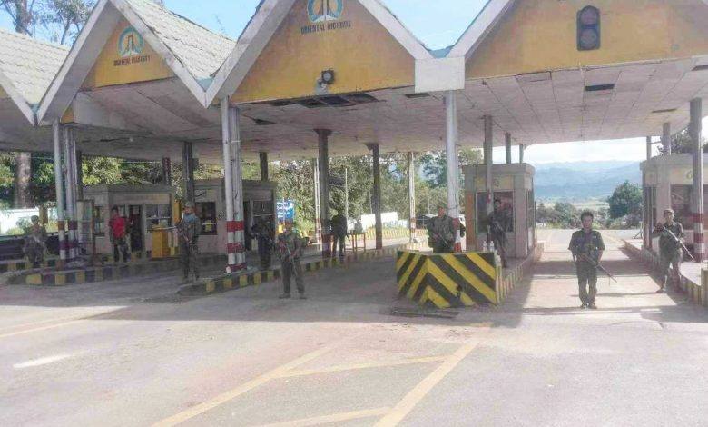 လားရှိုးဘက်မှ မူဆယ်−ကွတ်ခိုင်ဘက်သို့ သွားမည့် အတက်ကားတွေကို သိန္နီတိုးဂိတ်မှာ ဖြတ်သန်းခွင့် ပိတ်မယ်လို့ဆို ဒေသခံပြည်သူတွေရဲ့ အခြေခံစားသောက်ကုန်နဲ့ လူသုံးကုန် သယ်ယူဖို့ အခက်တွေ့