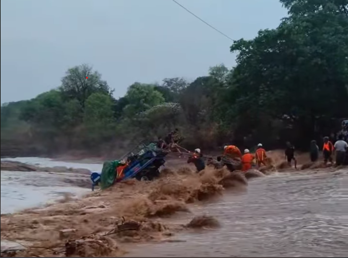 မိုးများပြီး ချောင်းရေလျှံမှုကြောင့် ရေစီးနဲ့အတူ မျှောပါသွားတဲ့ ခရီးသည်ယာဥ်ပေါ်ပါ လူ ၁၉ ဦး ကယ်တင်နိုင်