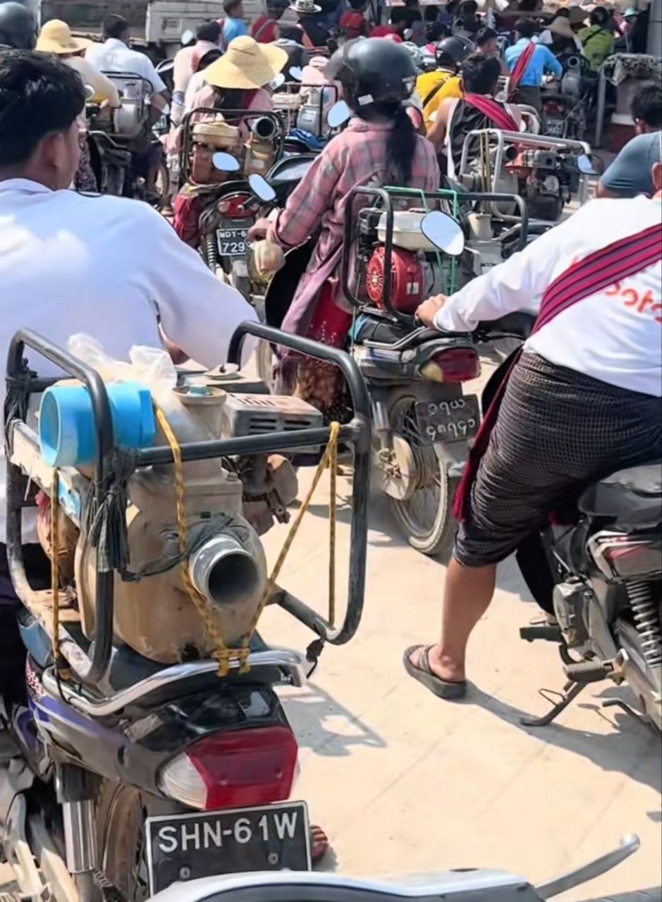 တောင်ကြီးအနီး ပလီလင်းမှာ ဆီကို ဂါလံပုံးတွေနဲ့မရောင်းပေးလို့ မော်တာ/ရေစုပ်စက် တွေသယ်ပြီး ဆီတန်းစီဝယ်ယူနေရတဲ့အတွက် စိုက်ပျိုးတောင်သူတွေ အခက်ကြုံ