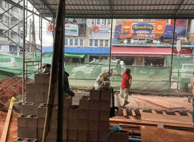 တောင်ကြီးယာယီညစျေး ဆောက်လုပ်ရေးလုပ်ငန်းခွင် ပေါ့ဆမှုကြောင့် အကာအရံမရှိတဲ့ တွင်းကြီးထဲ အမျိုးသားတစ်ဦး ပြုတ်ကြပြီး သံချောင်းစိုက်ဝင် သေဆုံး