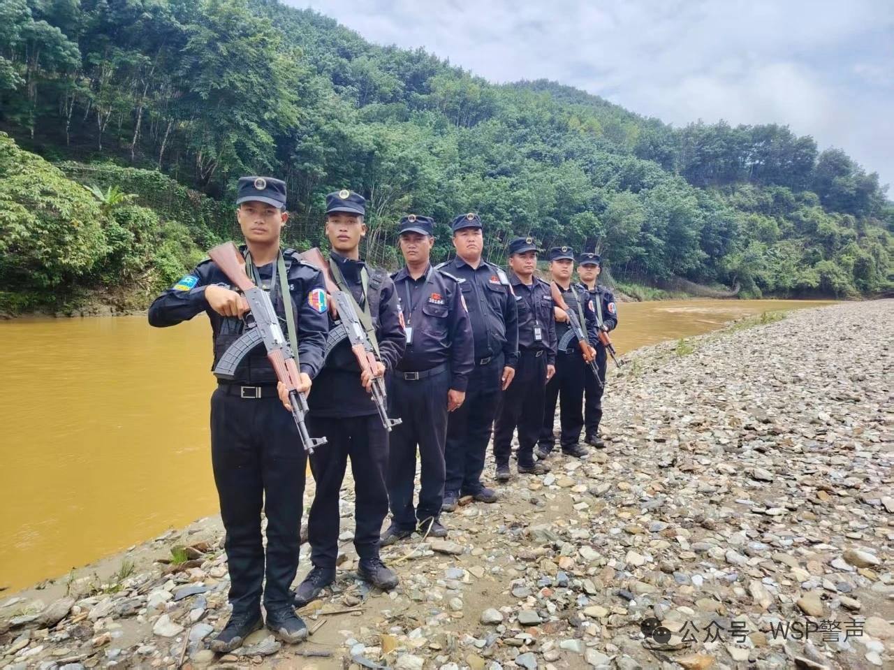 “ဝ”တပ်ထိန်းချုပ်တဲ့နယ်မြေထဲက နယ်စပ်ခြံစည်းရိုးကျောက်တိုင်အနီး သံသယဖြစ်ဖွယ် လှုပ်ရှားမှုရှိပါက “ဝ”ရဲတပ်ဖွဲ့ထံ သတင်းပေးပို့တိုင်ကြားရန် တိုက်တွန်းထား