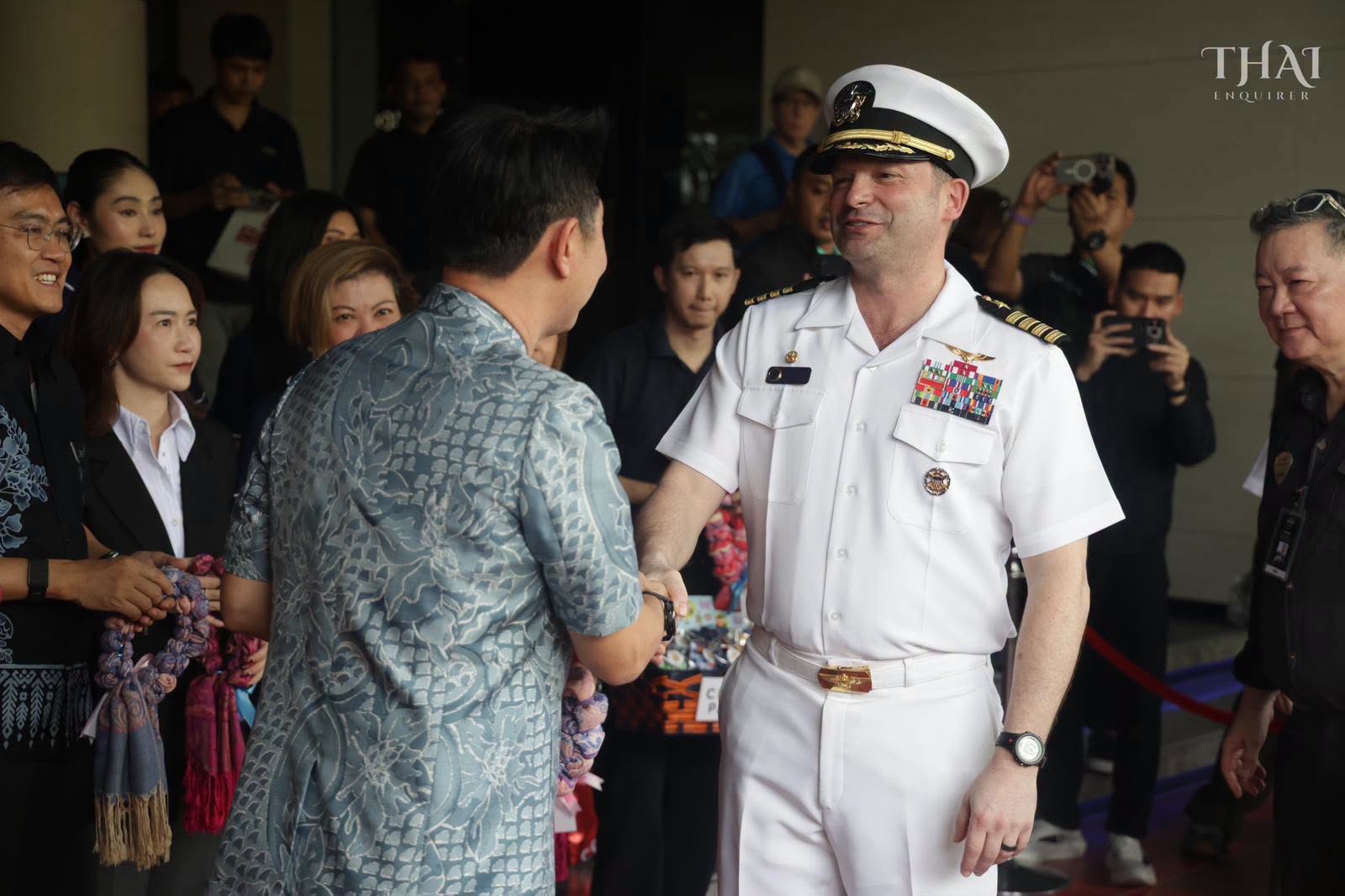 အမေရိကန်လေယာဥ်တင်သင်္ဘော USS Abraham Lincoln မှ တပ်ဖွဲ့ဝင်များကို ပတ္တယားတာဝန်ရှိသူများကြိုဆို