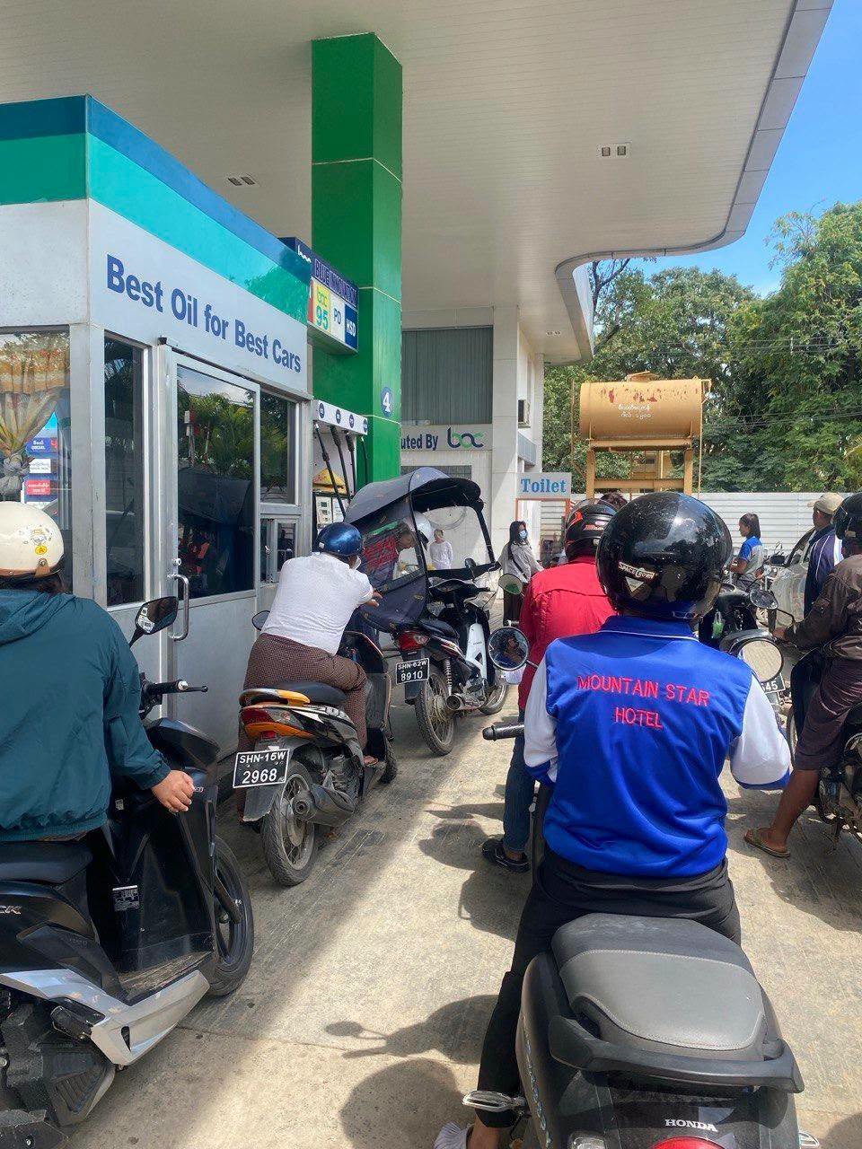 စစ်အစိုးရက စက်သုံးဆီ တင်သွင်းမှု လျှော့ချလိုက်တာကြောင့် ပြည်တွင်း၌ စက်သုံးဆီဈေး တစ်လီတာ ကျပ် ၆၀၀ ကျော် မြင့်တက်လာ