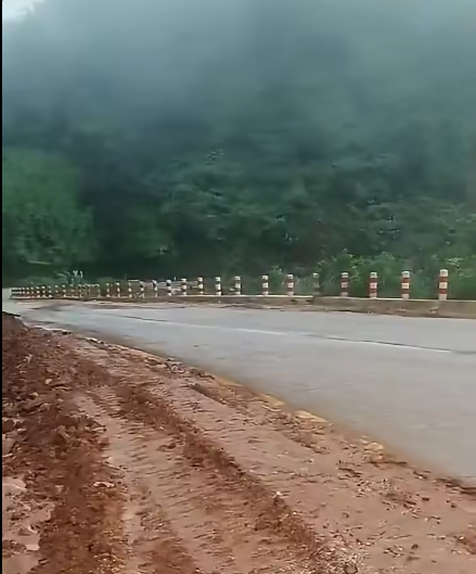 မိုးသည်းထန်စွာရွာသွန်းမှုကြောင့် လွိုင်လင်−မိုင်းပွန်လမ်းကြားရှိ ခေါင်းနွှဲ့တောင် မှာ မြေကျွံကျပြီး ဂလိုင်ပေါက်ကြီးဖြစ်ပေါ်