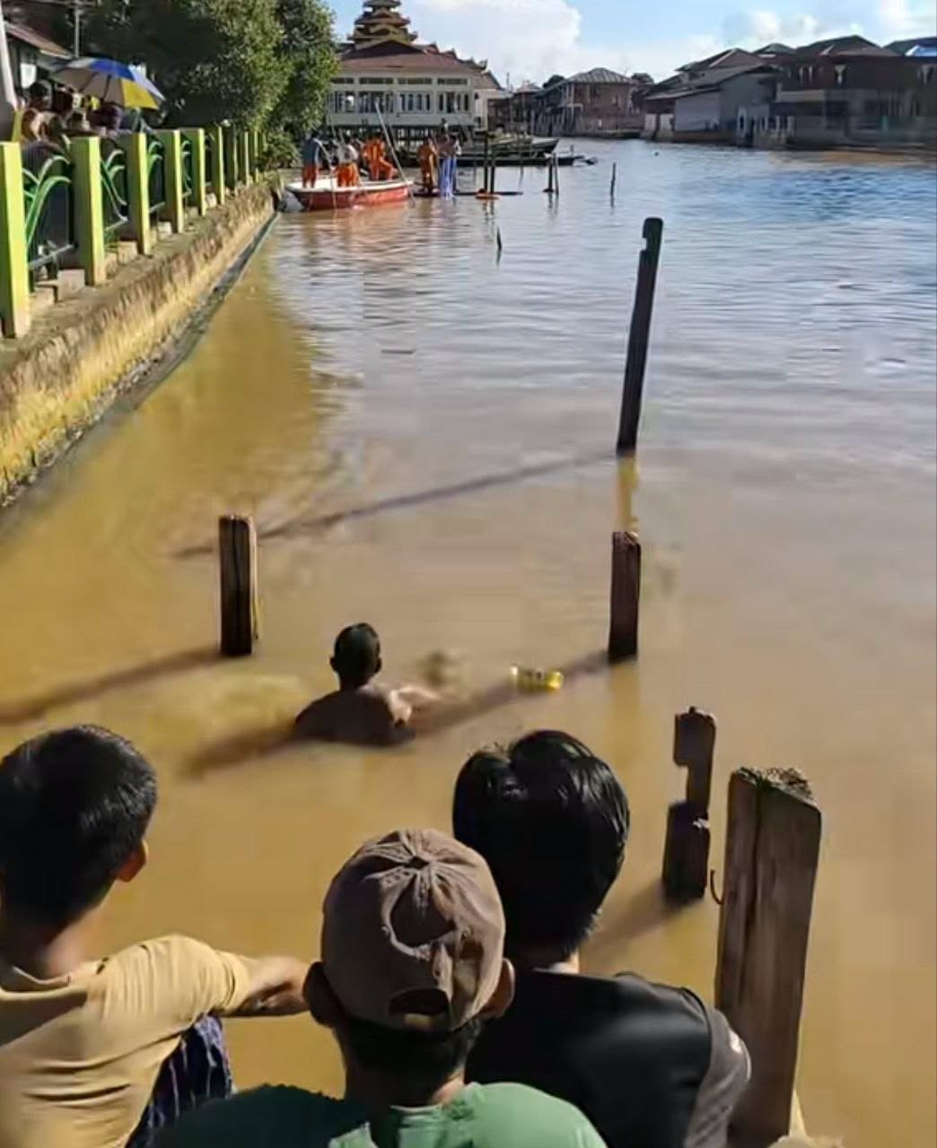 ညောင်ရွှေမှာ ဖောင်တော်ဦးပွဲစျေးလာရောင်းတဲ့ လူငယ်စျေးသည်တစ်ဦး ရေဆင်းကူးရာမှ ရေနှစ်သေဆုံး